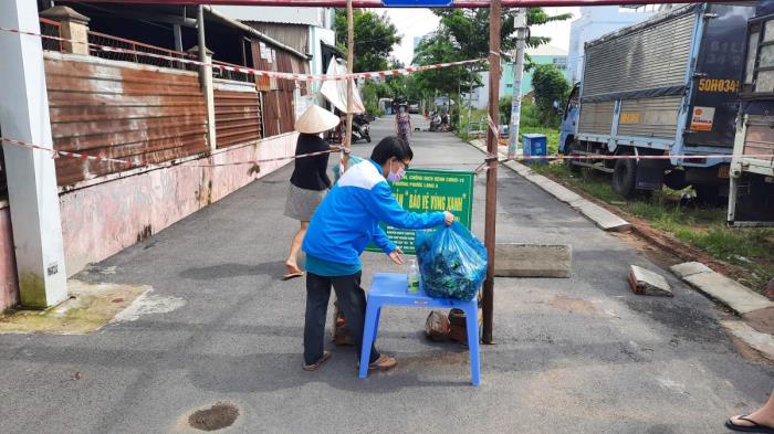 Tặng rau cho người dân ở P.Phước Long A và các UBND phường Phước Bình, Phước Long B (ngày 29/08/2021)